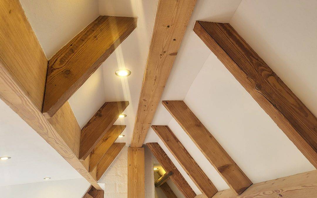 Innenausbau Dachstudio mit Fokus auf alte schöne Holzbalken