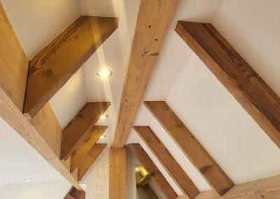 Innenausbau Dachstudio mit Fokus auf alte schöne Holzbalken