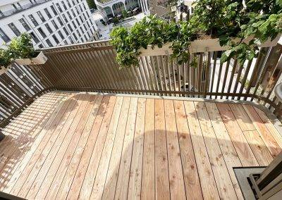 Terrasse aus Holz auf Balkon - fertiger Holzboden