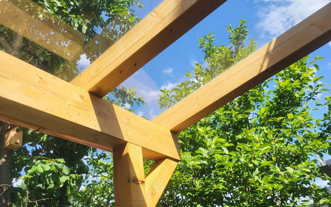 Hochwertige Überdachung aus Holz für den Hauseingangsbereich