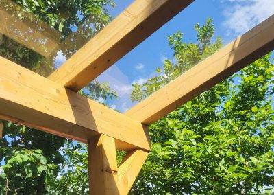 Hochwertige Überdachung aus Holz für den Hauseingangsbereich